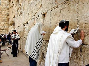 Men_praying_at_Western_Wall_tb_n010200